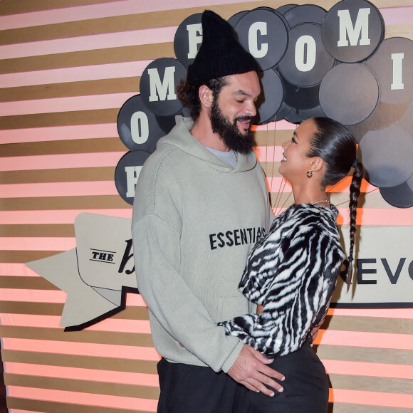 Joakim Noah et sa compagne Lais Ribeiro au photocall "Homecoming Weekend" au Pacific Center à Los Angeles, le 12 février 2022.