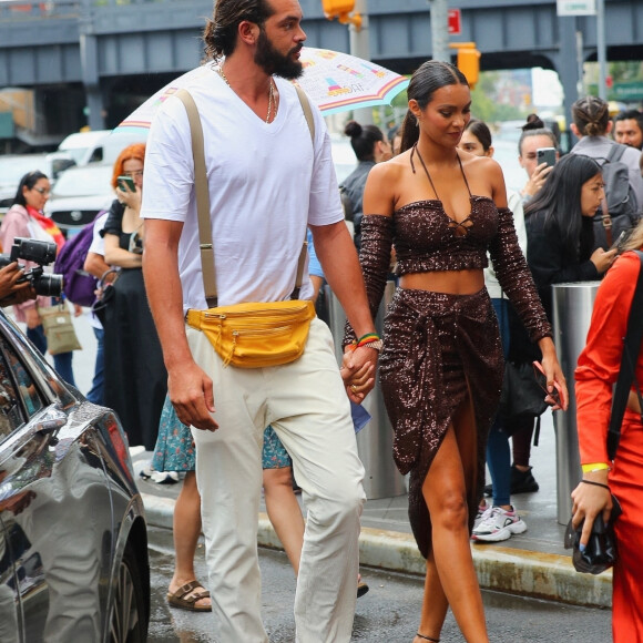 Lais Ribeiro et son compagnon Joakim Noah arrivent à la soirée Revolve en marge de la fashion week à New York le 9 septembre 2021.