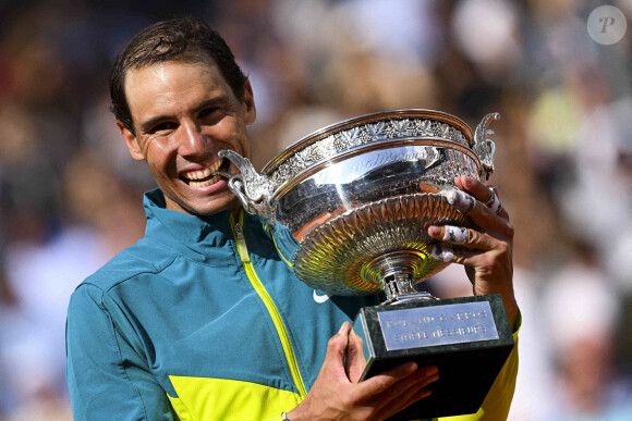 Rafael Nadal (Esp) mordant dans le trophée la Coupe des Mousquetaires du vainqueur lors de la finale simple messieurs (jour 15) aux Internationaux de France de tennis de Roland Garros à Paris, France, le 5 juin 2022. Nadal gagne son 14ème Roland-Garros, 6-3, 6-3, 6-0, (22 titres du grand chelem). © Jean-Baptiste Autissier/Panoramic/Bestimage