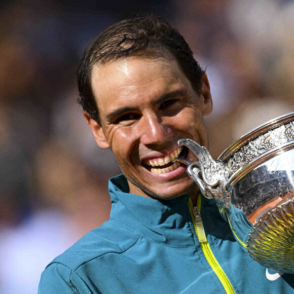 Rafael Nadal (Esp) mordant dans le trophée la Coupe des Mousquetaires du vainqueur lors de la finale simple messieurs (jour 15) aux Internationaux de France de tennis de Roland Garros à Paris, France, le 5 juin 2022. Nadal gagne son 14ème Roland-Garros, 6-3, 6-3, 6-0, (22 titres du grand chelem). © Jean-Baptiste Autissier/Panoramic/Bestimage