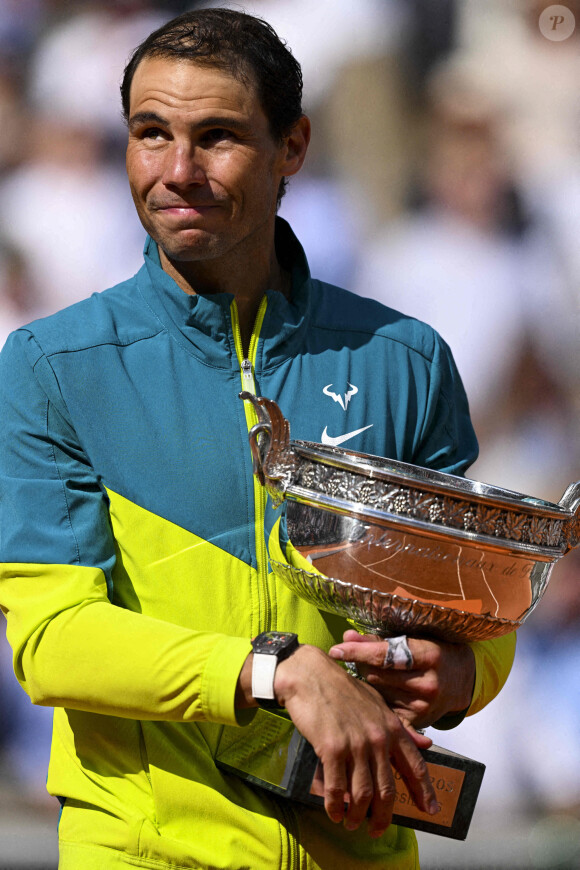 Rafael Nadal (Esp) posant avec le trophée la Coupe des Mousquetaires du vainqueur lors de la finale simple messieurs (jour 15) aux Internationaux de France de tennis de Roland Garros à Paris, France, le 5 juin 2022. Nadal gagne son 14ème Roland-Garros, 6-3, 6-3, 6-0, (22 titres du grand chelem). © Jean-Baptiste Autissier/Panoramic/Bestimage