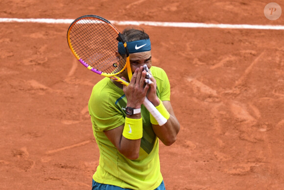 Rafael Nadal (Esp) en fin de match lors de la finale simple messieurs (jour 15) aux Internationaux de France de tennis de Roland Garros à Paris, France, le 5 juin 2022. Nadal gagne son 14ème Roland-Garros, 6-3, 6-3, 6-0, (22 titres du grand chelem). © Jean-Baptiste Autissier/Panoramic/Bestimage