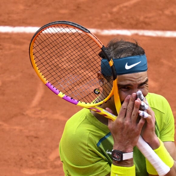 Rafael Nadal (Esp) en fin de match lors de la finale simple messieurs (jour 15) aux Internationaux de France de tennis de Roland Garros à Paris, France, le 5 juin 2022. Nadal gagne son 14ème Roland-Garros, 6-3, 6-3, 6-0, (22 titres du grand chelem). © Jean-Baptiste Autissier/Panoramic/Bestimage