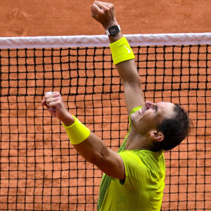 Joie de Rafael Nadal (Esp) en fin de match lors de la finale simple messieurs (jour 15) aux Internationaux de France de tennis de Roland Garros à Paris, France, le 5 juin 2022. Nadal gagne son 14ème Roland-Garros, 6-3, 6-3, 6-0, (22 titres du grand chelem). © Jean-Baptiste Autissier/Panoramic/Bestimage