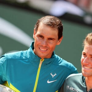 Rafael "Rafa" Nadal et Casper Ruud avec leurs trophées