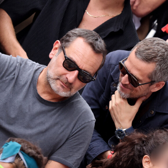 Guillaume Canet, Gilles Lellouche et sa fille Ava dans les tribunes lors des Internationaux de France de Tennis de Roland Garros 2022. Paris, le 5 juin 2022. © Dominique Jacovides/Bestimage 