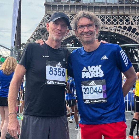 Denis Brogniart prend la pose avec son frère Gilles.