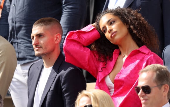 Marco Verratti et sa femme Jessica Aidi dans les tribunes lors des Internationaux de France de Tennis de Roland Garros 2022. Paris, le 5 juin 2022. © Dominique Jacovides/Bestimage