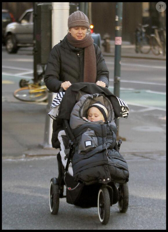 Naomi Watts, à New York, promène ses deux garçons. 1er février 2010