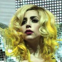 Regardez cette chanteuse géniale parodier Lady Gaga... Elle fait tous les instruments avec sa bouche ! Incroyable !