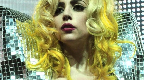 Regardez cette chanteuse géniale parodier Lady Gaga... Elle fait tous les instruments avec sa bouche ! Incroyable !