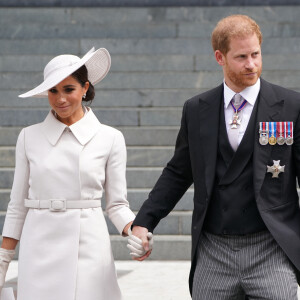 Le prince Harry, duc de Sussex, et Meghan Markle, duchesse de Sussex - Les membres de la famille royale et les invités à la sortie de la messe du jubilé, célébrée à la cathédrale Saint-Paul de Londres, Royaume Uni, le 3 juin 2022.