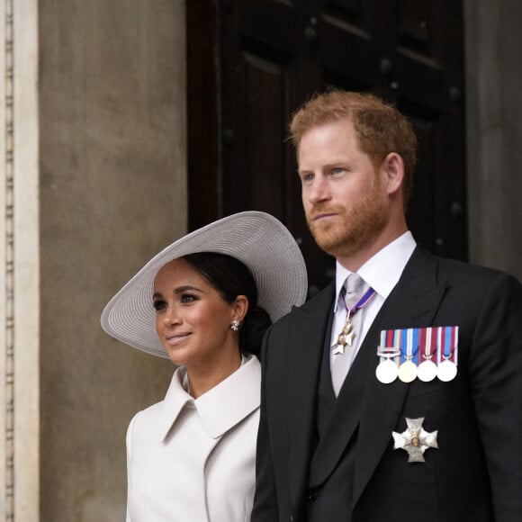 Le prince Harry, duc de Sussex, et Meghan Markle, duchesse de Sussex - Les membres de la famille royale et les invités lors de la messe célébrée à la cathédrale Saint-Paul de Londres, dans le cadre du jubilé de platine (70 ans de règne) de la reine Elisabeth II d'Angleterre. Londres, le 3 juin 2022.