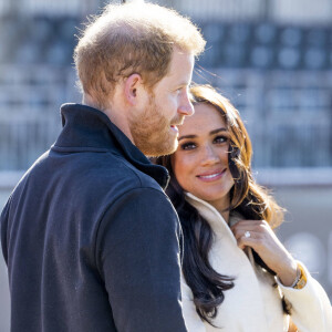 Le prince Harry et Meghan Markle assistent à la finale d'athlétisme, au deuxième jour des Invictus Games 2020 à La Haye, le 17 avril 2022.