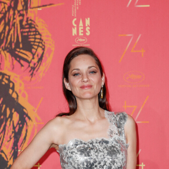 Marion Cotillard - Photocall du dîner d'ouverture du 74ème Festival International du Film de Cannes au Palm Beach à Cannes. Le 6 juillet 2021 © Borde-Jacovides-Moreau / Bestimage 