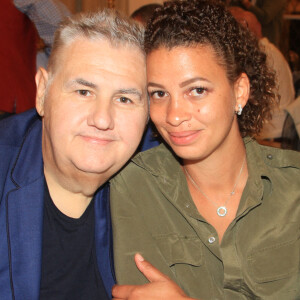Exclusif - Pierre Ménès et sa femme Mélissa Acosta dînent avec des amies à Paris, le 27 juin 2020. © Philippe Baldini / Bestimage 