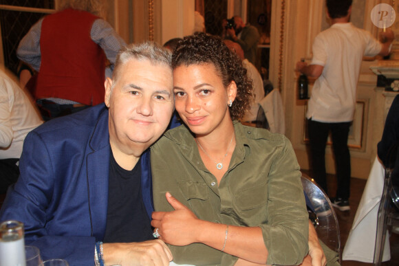 Exclusif - Pierre Ménès et sa femme Mélissa Acosta dînent avec des amies à Paris, le 27 juin 2020. © Philippe Baldini / Bestimage 