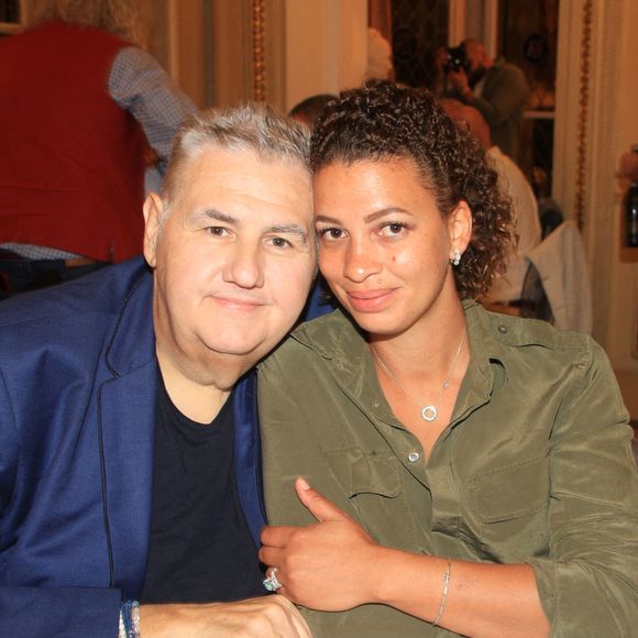 Exclusif - Pierre Ménès et sa femme Mélissa Acosta dînent avec des amies à Paris, le 27 juin 2020. © Philippe Baldini / Bestimage 