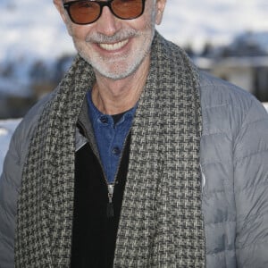 Thierry Lhermitte - Photocall du film "Alors on danse" lors de la 25ème édition du Festival international du film de comédie de l'Alpe d'Huez le 19 janvier 2022. © Christophe Aubert via Bestimage