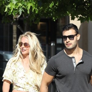 Britney Spears se balade avec son compagnon Sam Asghari à Camarillo en Californie. Le 17 mai 2019.