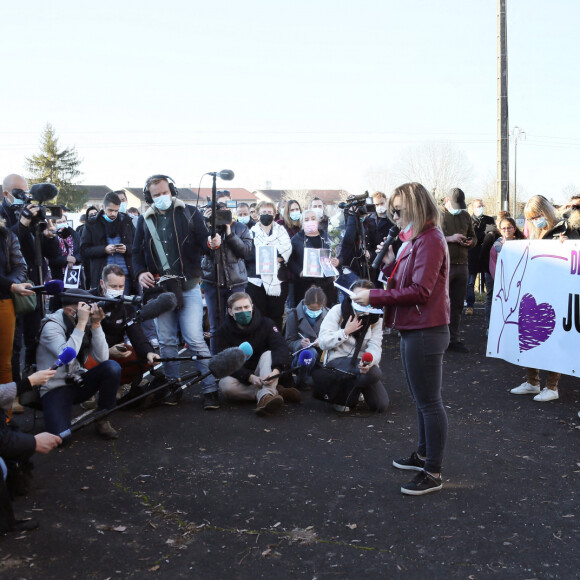 La famille et les proches se sont réunis pour une marche blanche en hommage à Delphine Jubillar, l'infirmière de 33 ans, disparue il y a un an, à Cagnac-les-Mines. Le 19 décembre 2021 © Patrick Bernard / Bestimage  
