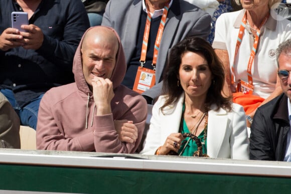 Zinedine Zidane et sa femme Véronique - Les célébrités dans les tribunes lors des Internationaux de France de Tennis de Roland Garros 2022, le 27 mai 2022. © MPP / Bestimage 