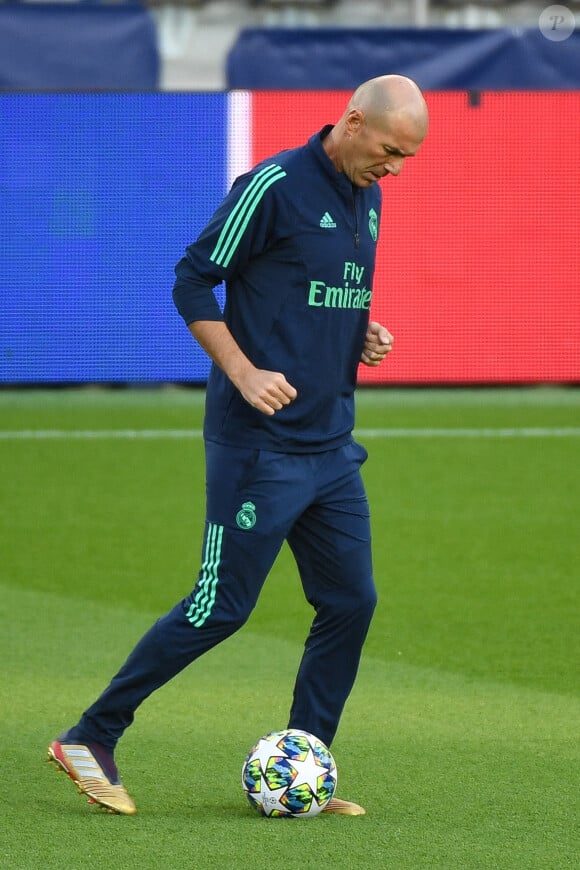 L'entraineur du Real Madrid Zinédine Zidane lors d'un entraînement de l'équipe du Real Madrid au Parc des Princes avant le match UEFA Ligue des Champions contre le Paris Saint-Germain à Paris, France, le 17 septembre 2019. © Lionel Urman/Bestimage 