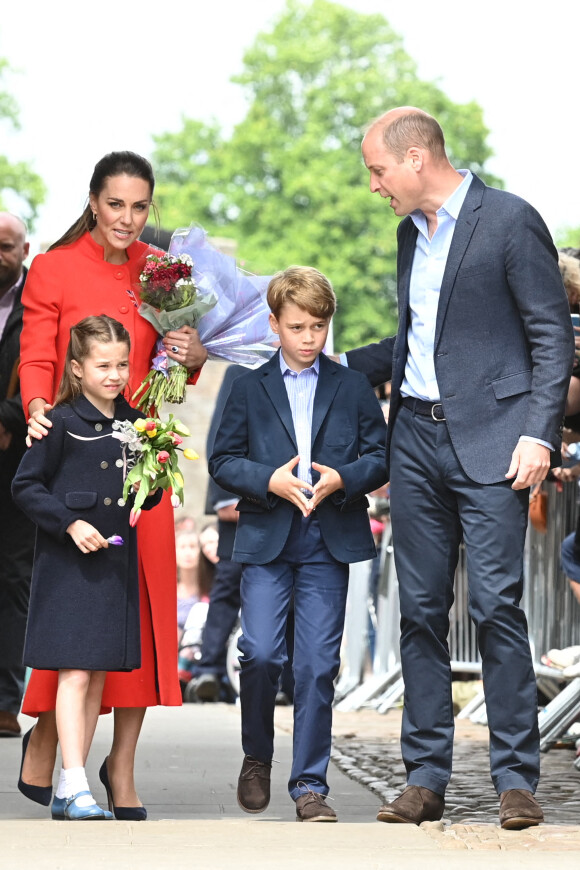 Le prince William, duc de Cambridge, et Catherine (Kate) Middleton, duchesse de Cambridge, accompagnés de leurs enfants, le prince George de Cambridge et la princesse Charlotte de Cambridge en visite au château de Cardiff, Royaume Uni, à l'occasion du jubilé de platine de la reine d'Angleterre. 