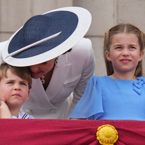 Catherine Kate Middleton, duchesse de Cambridge, le prince Louis et la princesse Charlotte - Les membres de la famille royale regardent le défilé Trooping the Colour depuis un balcon du palais de Buckingham à Londres lors des célébrations du jubilé de platine de la reine le 2 juin 2022. 