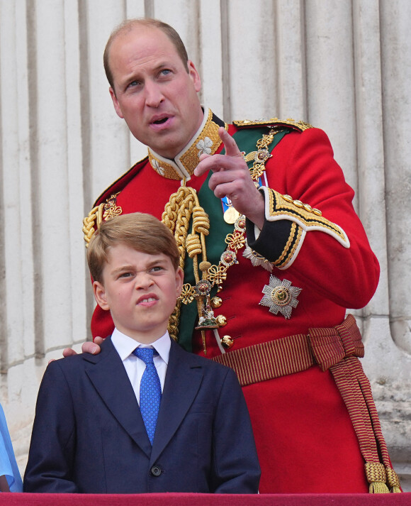 le prince William, duc de Cambridge et son fils le prince George - Les membres de la famille royale regardent le défilé Trooping the Colour depuis un balcon du palais de Buckingham à Londres lors des célébrations du jubilé de platine de la reine le 2 juin 2022. 