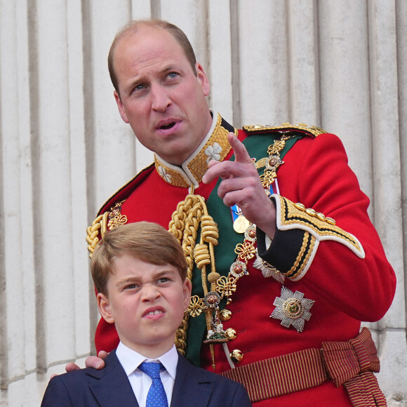 le prince William, duc de Cambridge et son fils le prince George - Les membres de la famille royale regardent le défilé Trooping the Colour depuis un balcon du palais de Buckingham à Londres lors des célébrations du jubilé de platine de la reine le 2 juin 2022. 