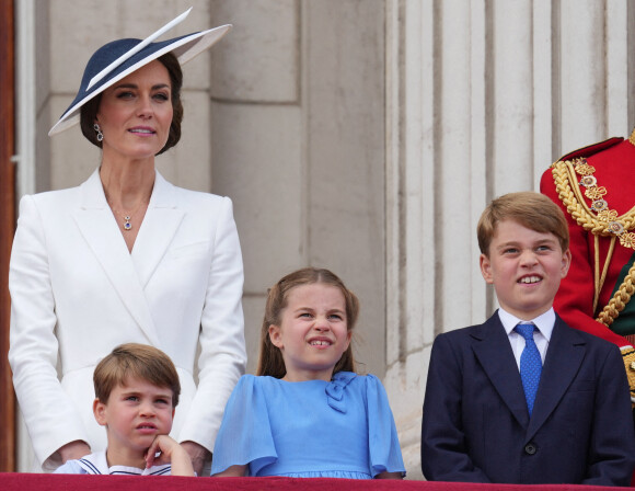 Catherine Kate Middleton, duchesse de Cambridge, le prince Louis, la princesse Charlotte et le prince George - Les membres de la famille royale regardent le défilé Trooping the Colour depuis un balcon du palais de Buckingham à Londres lors des célébrations du jubilé de platine de la reine le 2 juin 2022. 