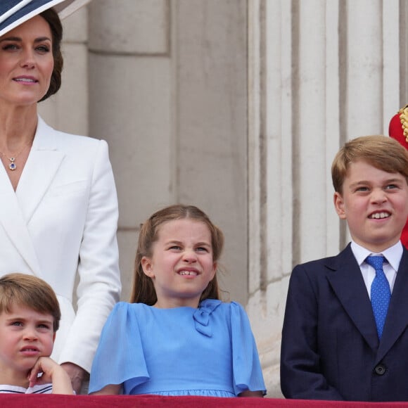 Catherine Kate Middleton, duchesse de Cambridge, le prince Louis, la princesse Charlotte et le prince George - Les membres de la famille royale regardent le défilé Trooping the Colour depuis un balcon du palais de Buckingham à Londres lors des célébrations du jubilé de platine de la reine le 2 juin 2022. 