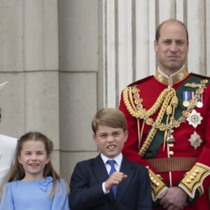 La reine Elisabeth II d'Angleterre, le prince William, duc de Cambridge, et Catherine (Kate) Middleton, duchesse de Cambridge, le prince George de Cambridge, la princesse Charlotte de Cambridge, le prince Louis de Cambridge - Les membres de la famille royale saluent la foule depuis le balcon du Palais de Buckingham, lors de la parade militaire "Trooping the Colour" dans le cadre de la célébration du jubilé de platine (70 ans de règne) de la reine Elizabeth II à Londres, le 2 juin 2022. © Avalon/Panoramic/Bestimage 