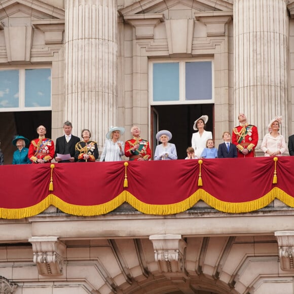 Le prince Richard, duc de Gloucester, Birgitte Eva, duchesse de Gloucester, la princesse Alexandra de Kent, le prince Edward, duc de Kent, Timothy Laurence, la princesse Anne, Camilla Parker Bowles, duchesse de Cornouailles, le prince Charles, prince de Galles, la reine Elisabeth II d'Angleterre, le prince William, duc de Cambridge, et Catherine (Kate) Middleton, duchesse de Cambridge, le prince George de Cambridge, la princesse Charlotte de Cambridge, le prince Louis de Cambridge, Sophie Rhys-Jones, comtesse de Wessex, James Mountbatten-Windsor, Louise Mountbatten-Windsor (Lady Louise Windsor), le prince Edward, comte de Wessex -Les membres de la famille royale saluent la foule depuis le balcon du Palais de Buckingham, lors de la parade militaire "Trooping the Colour" dans le cadre de la célébration du jubilé de platine (70 ans de règne) de la reine Elizabeth II à Londres, le 2 juin 2022. 