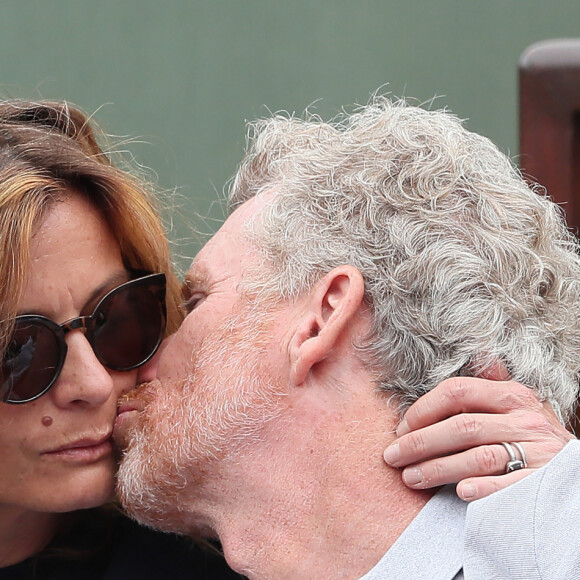 Denis Brogniart et sa femme Hortense dans les tribunes des internationaux de tennis de Roland Garros à Paris, jour 3, le 29 mai 2018. Cyril Moreau / Dominique Jacovides / Bestimage 