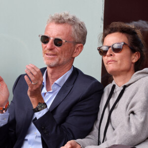 Denis Brogniart et sa femme Hortense dans les tribunes lors des Internationaux de France de Tennis de Roland Garros 2022. Paris, le 5 juin 2022. © Dominique Jacovides/Bestimage 