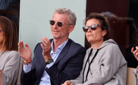 Denis Brogniart et sa femme Hortense dans les tribunes lors des Internationaux de France de Tennis de Roland Garros 2022. Paris, le 5 juin 2022. © Dominique Jacovides/Bestimage 