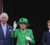 Camilla Parker Bowles, duchesse de Cornouailles, le prince Charles, la reine Elisabeth II, le prince William, duc de Cambridge, le prince George, la princesse Charlotte - La famille royale d'Angleterre au balcon du palais de Buckingham, à l'occasion du jubilé de la reine d'Angleterre. Le 5 juin 2022 