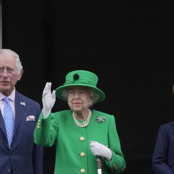 Camilla Parker Bowles, duchesse de Cornouailles, le prince Charles, la reine Elisabeth II, le prince William, duc de Cambridge, le prince George, la princesse Charlotte - La famille royale d'Angleterre au balcon du palais de Buckingham, à l'occasion du jubilé de la reine d'Angleterre. Le 5 juin 2022 