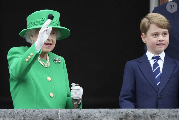 La reine Elisabeth II, le prince George - La famille royale d'Angleterre au balcon du palais de Buckingham, à l'occasion du jubilé de la reine d'Angleterre. Le 5 juin 2022 