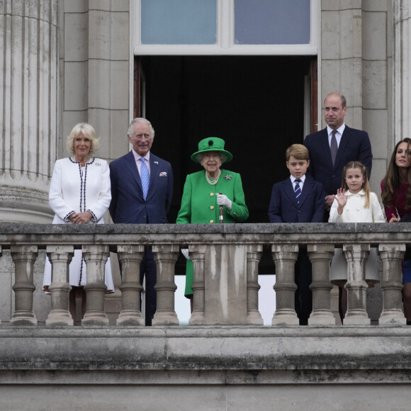 Camilla Parker Bowles, duchesse de Cornouailles, le prince Charles, la reine Elisabeth II, le prince William, duc de Cambridge, Kate Catherine Middleton, duchesse de Cambridge, et leurs enfants le prince George, la princesse Charlotte et le prince Louis - La famille royale d'Angleterre au balcon du palais de Buckingham, à l'occasion du jubilé de la reine d'Angleterre. Le 5 juin 2022 