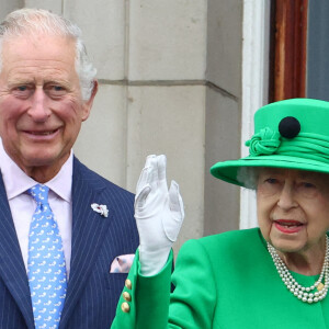 Le prince Charles, la reine Elisabeth II - La famille royale d'Angleterre au balcon du palais de Buckingham, à l'occasion du jubilé de la reine d'Angleterre. Le 5 juin 2022 