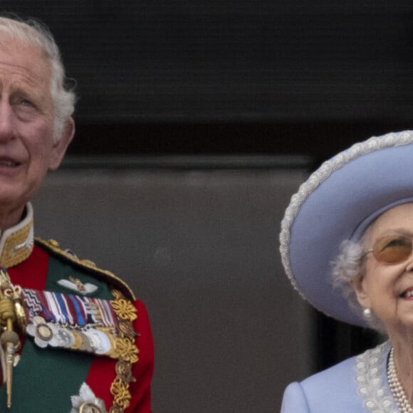 Le prince Charles, prince de Galles et sa mère La reine Elisabeth II d'Angleterre - Les membres de la famille royale regardent le défilé Trooping the Colour depuis un balcon du palais de Buckingham à Londres lors des célébrations du jubilé de platine de la reine le 2 juin 2022. 