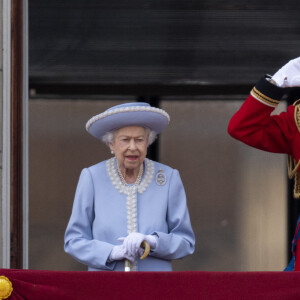 La reine Elisabeth II d'Angleterre, Le duc de Kent - Les membres de la famille royale regardent le défilé Trooping the Colour depuis un balcon du palais de Buckingham à Londres lors des célébrations du jubilé de platine de la reine le 2 juin 2022. 