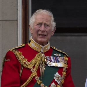 Camilla Parker Bowles, duchesse de Cornouailles, Le prince Charles, prince de Galles et La reine Elisabeth II d'Angleterre - Les membres de la famille royale regardent le défilé Trooping the Colour depuis un balcon du palais de Buckingham à Londres lors des célébrations du jubilé de platine de la reine le 2 juin 2022. 