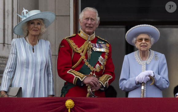 Camilla Parker Bowles, duchesse de Cornouailles, Le prince Charles, prince de Galles et La reine Elisabeth II d'Angleterre - Les membres de la famille royale regardent le défilé Trooping the Colour depuis un balcon du palais de Buckingham à Londres lors des célébrations du jubilé de platine de la reine le 2 juin 2022. 