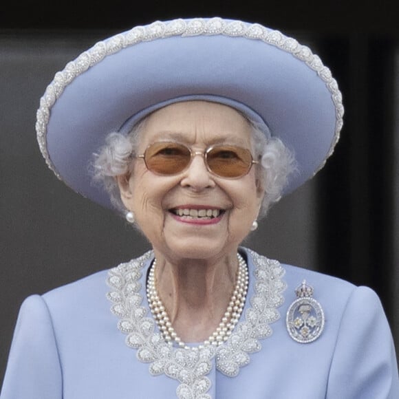 La reine Elisabeth II d'Angleterre - Les membres de la famille royale saluent la foule depuis le balcon du Palais de Buckingham, lors de la parade militaire "Trooping the Colour" dans le cadre de la célébration du jubilé de platine (70 ans de règne) de la reine Elizabeth II à Londres, le 2 juin 2022. © Avalon/Panoramic/Bestimage 