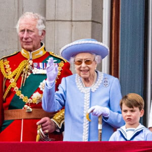 Le prince Charles, prince de Galles, La reine Elisabeth II d'Angleterre, le prince Louis de Cambridge - Les membres de la famille royale saluent la foule depuis le balcon du Palais de Buckingham, lors de la parade militaire "Trooping the Colour" dans le cadre de la célébration du jubilé de platine (70 ans de règne) de la reine Elizabeth II à Londres, le 2 juin 2022.  Members of the royal family watch the Trooping of the Color ceremony at Horse Guards Parade, central London, as the Queen celebrates her official birthday, on day one of the Platinum Jubilee celebrations. Picture date: Thursday June 2, 2022.