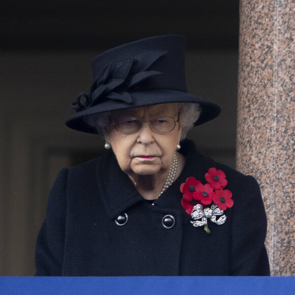 La reine Elisabeth II d'Angleterre - La famille royale au balcon du Cenotaph lors de la journée du souvenir (Remembrance day) à Londres le 8 novembre 2020 